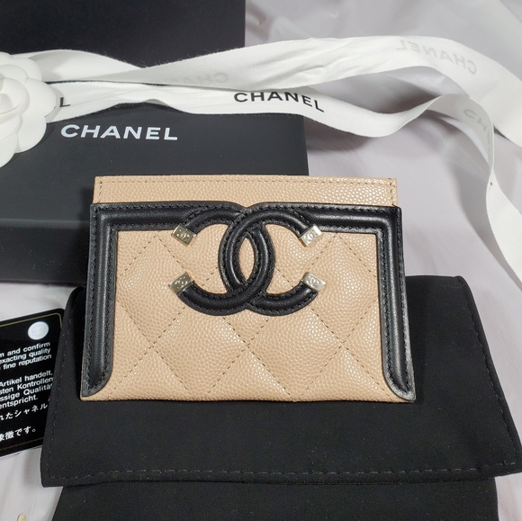 authentic Chanel filigree caviar card holder - Picture 2 of 16